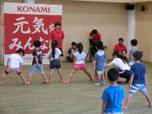 杉沢インストラクターの説明でリズムに合わせて体を動かす子どもたち